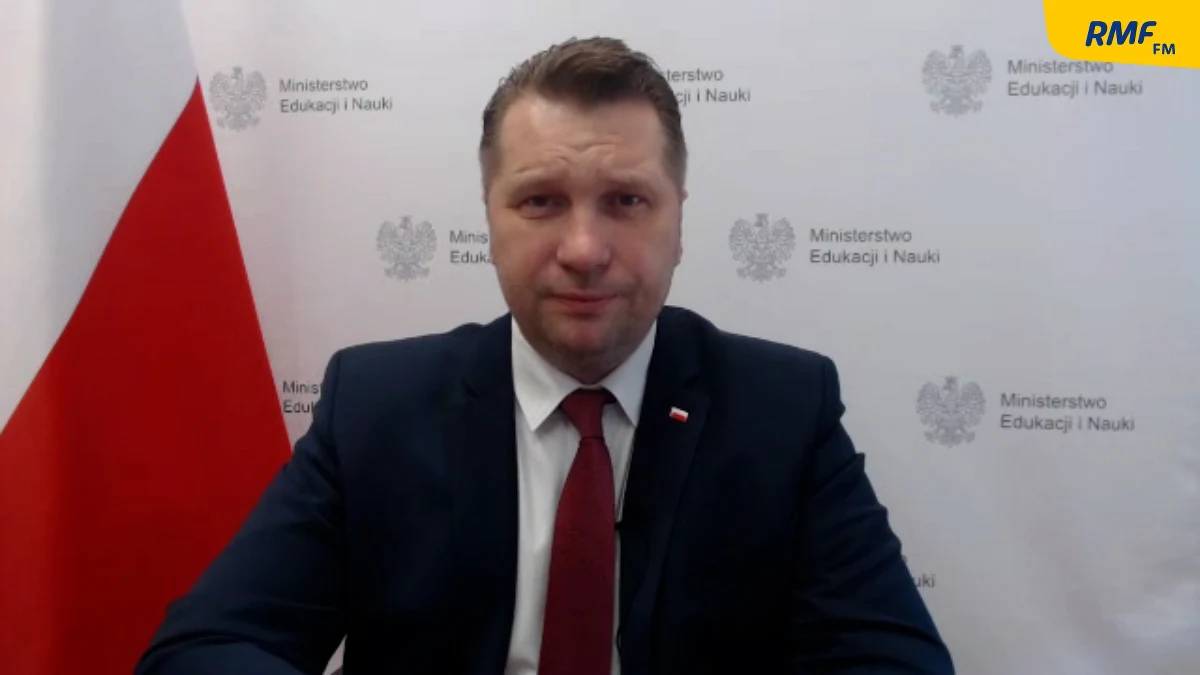 „Chciałbym, żeby jak najwięcej rodziców skorzystało (z możliwości zaszczepienia swoich dzieci przeciw Covid-19), dlatego też rozpoczynamy akcję informacyjną w przyszłym tygodniu we wszystkich szkołach na temat tego, co dają szczepienia: poczucie bezpieczeństwa, ale też szansę na to, że od przyszłego roku szkolnego będziemy cały czas w trybie stacjonarnym, bez konieczności odchodzenia na tryb hybrydowy czy zdalny” – mówił w Porannej rozmowie w RMF FM minister edukacji i nauki Przemysław Czarnek.