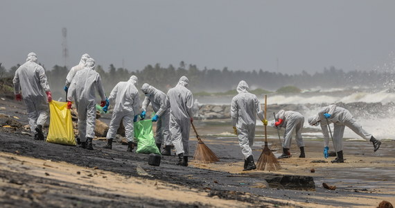 Un buque portacontenedores con productos químicos se está hundiendo.  Los socorristas lo arrastran a las profundidades del mar.