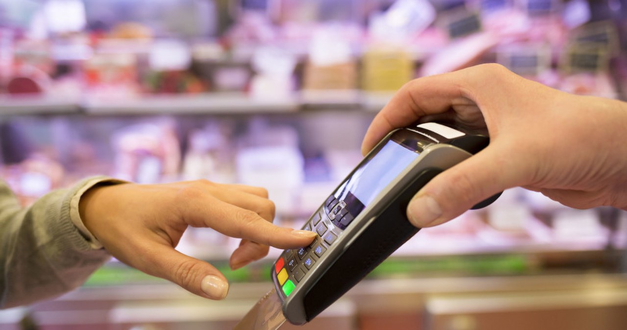 Płacisz kartą? Zawsze patrz na terminal. Tak okradają klientów