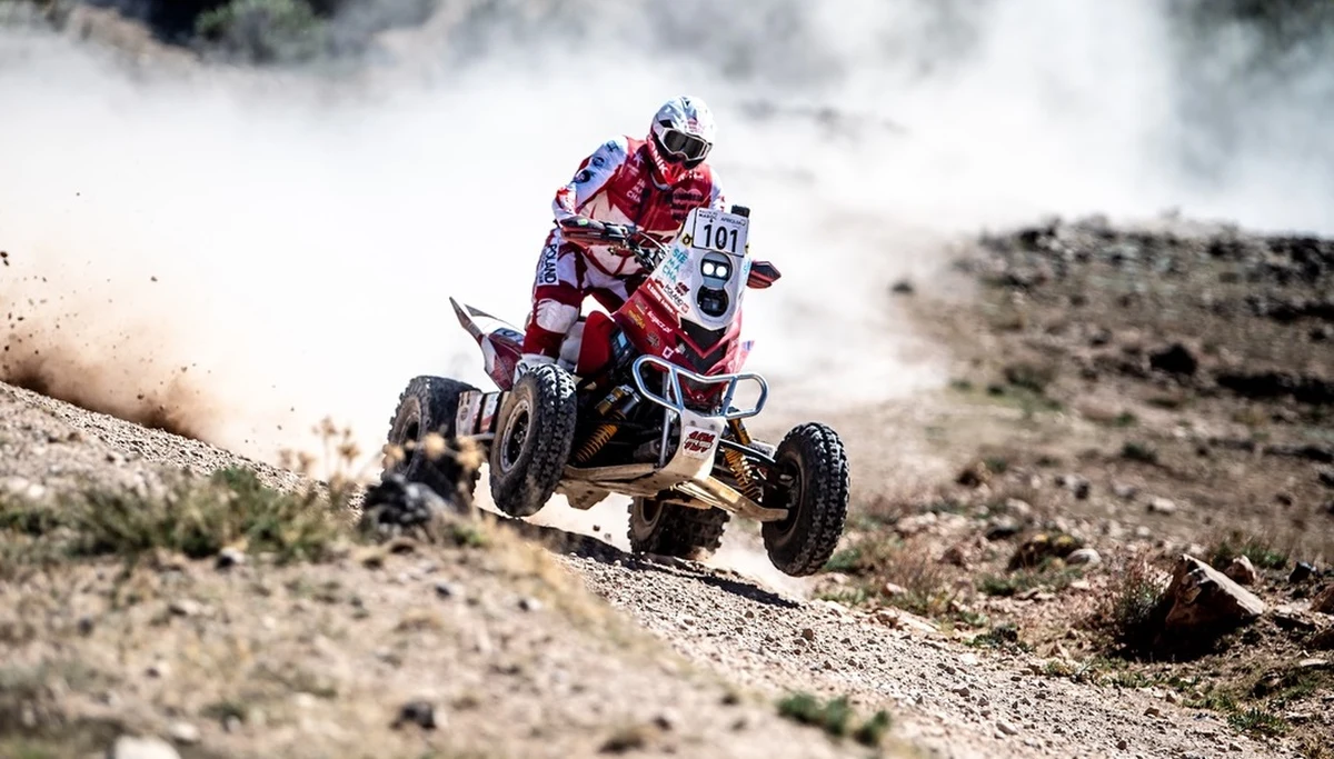 Rok bez rajdów Pucharu Świata sprawił, że wszyscy zdążyli zatęsknić za ściganiem po piaskach i bezdrożach. Rywalizacja w cross-country o trofea Międzynarodowej Federacji Motocyklowej powraca z przytupem, ponieważ runda otwierająca cykl po raz pierwszy odbędzie się w Kazachstanie. Na starcie nie mogło zabraknąć Rafała Sonika, który chce walczyć o swój dziesiąty Puchar Świata FIM oraz pobicie kilku rekordów.
