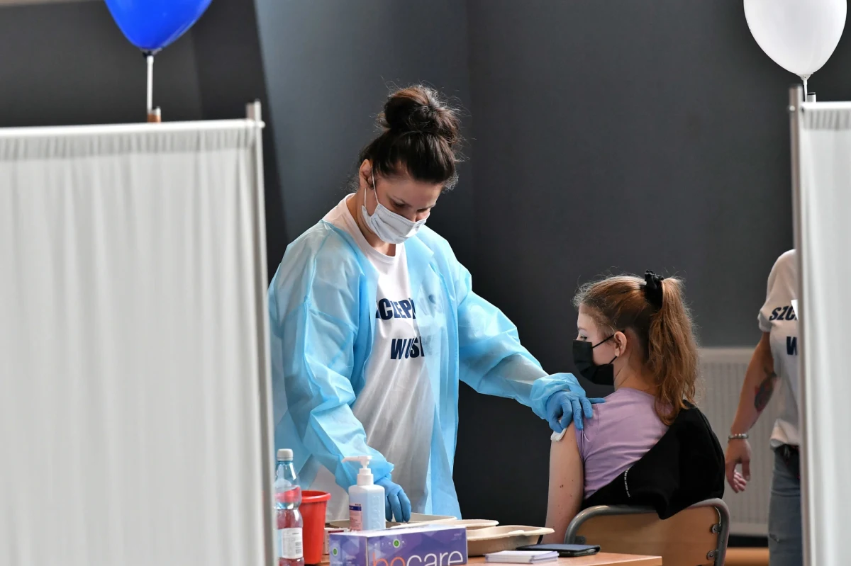 7 czerwca zostaną wystawione e-skierowania na szczepienie przeciwko Covid-19 dzieci w wieku od 12 do 15 lat - przekazał szef KPRM, pełnomocnik rządu ds. narodowego programu szczepień Michał Dworczyk. 