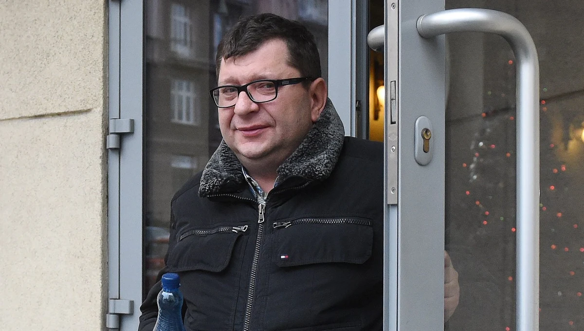 Podejrzany m.in. o wielomilionowe oszustwa Zbigniew Stonoga został sprowadzony do Polski z Holandii. Jak wskazano, to efekt decyzji holenderskiego sądu, który zdecydował się wydać Stonogę.