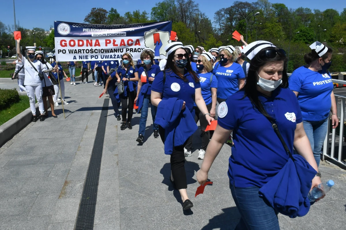 "Pierwsza fala strajku" - pod tym hasłem w najbliższy poniedziałek w kilkudziesięciu szpitalach w całej Polsce będą protestować pielęgniarki. Część z nich na dwie godziny ograniczy swoją pracę, a część weźmie udział w pikietach. Oprócz podwyżek, pielęgniarki domagają się między innymi zachęt dla młodych osób, aby szkoliły się w ich zawodzie.