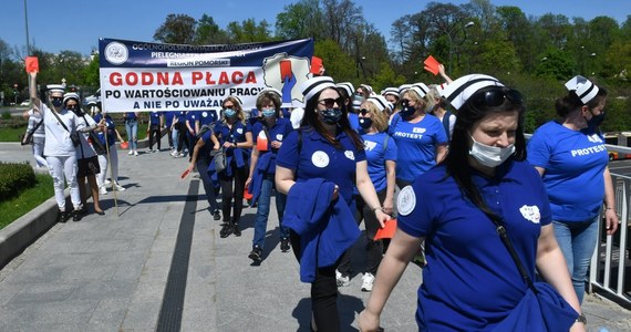 "Pierwsza fala strajku" - pod tym hasłem w najbliższy poniedziałek w kilkudziesięciu szpitalach w całej Polsce będą protestować pielęgniarki. Część z nich na dwie godziny ograniczy swoją pracę, a część weźmie udział w pikietach. Oprócz podwyżek, pielęgniarki domagają się między innymi zachęt dla młodych osób, aby szkoliły się w ich zawodzie.