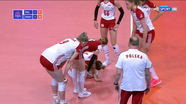 Julia Nowicka w trackie trzeciego seta meczu Polska – Dominikana zderzyła się z koleżanką. Wyglądało to groźnie, ale na szczęście nasza rozgrywająca mogła kontynuować grę.

