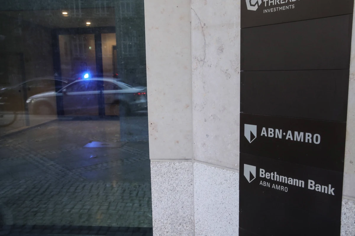 Pierwszy wyrok w europejskiej aferze podatkowej zasiał strach wśród setek bankierów, głównie w Niemczech. W ramach akcji ścigania uczestników procederu wyłudzania zwrotów podatkowych, sąd w Bonn skazał byłego dyrektora w jednym z niemieckim banków na pięć i pół roku więzienia. Władze unijne oceniają, że siatka bankierów i prawników wyłudziła dla swoich klientów zawrotną sumę ponad 50 mld euro. Według Europejskiego Urzędu Nadzoru Giełd i Papierów Wartościowych nie można wykluczyć, że w podobny sposób wysysano pieniądze z polskiego budżetu.