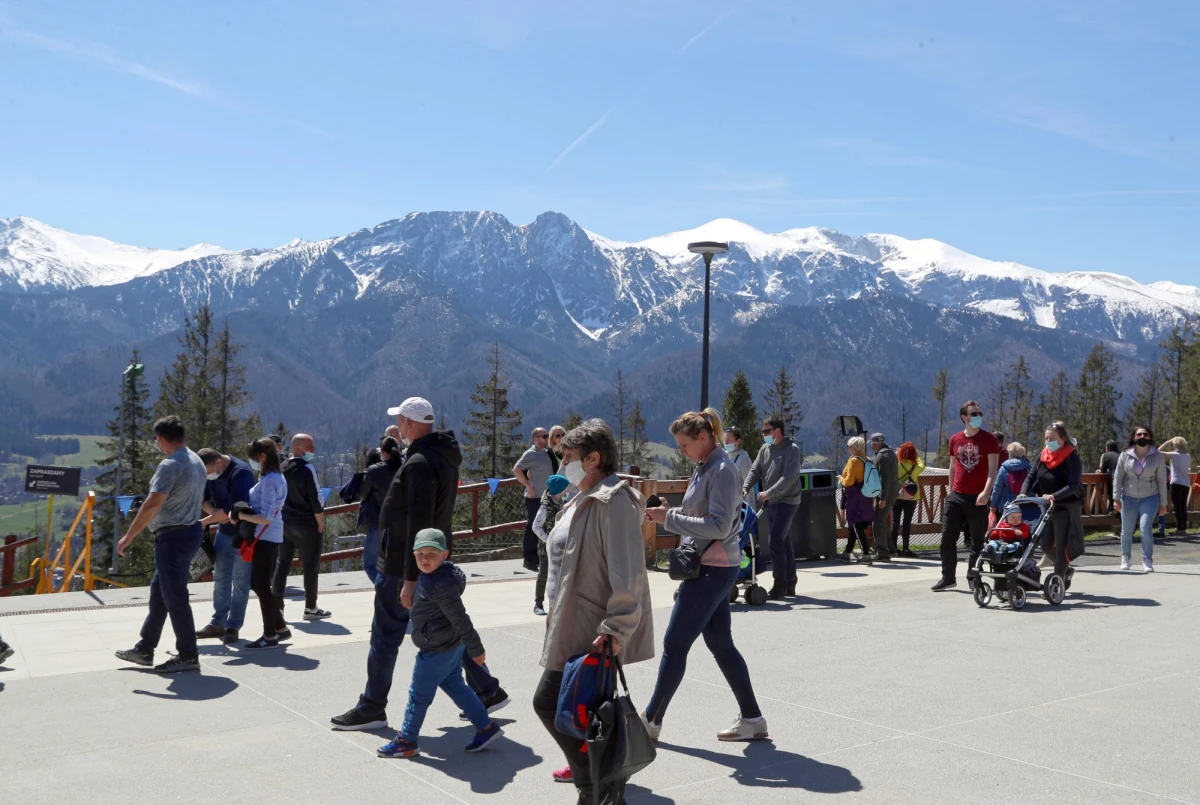 "Paszport umożliwiający podróże zagraniczne niestety będzie przeciwko lokalnej turystyce, ponieważ wszyscy jesteśmy wygłodniali zagranicznych wyjazdów nad Morze Śródziemne, Adriatyk czy do krajów bardziej egzotycznych" - ocenił w rozmowie z PAP Karol Wagner, członek zarządu Tatrzańskiej Izby Gospodarczej. "Niektóre oferty z rejonu Morza Śródziemnego, na przykład z Tunezji, bywają tańsze, jeżeli chodzi o pobyt tygodniowy z rodziną, niż taki sam pobyt w Zakopanem" - przyznał. 