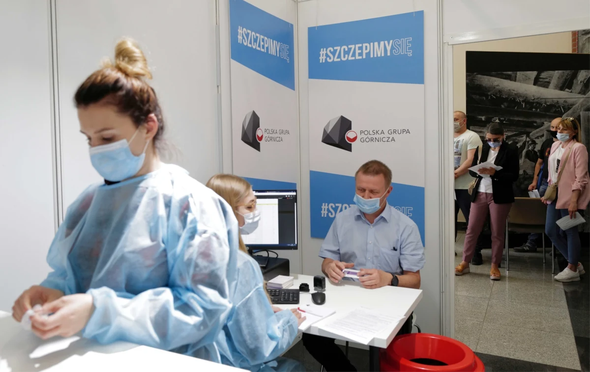 W Polsce wykonano dotąd ponad 20,5 mln szczepień przeciw Covid-19. W pełni zaszczepionych, czyli dwiema dawkami preparatów od firm Pfizer/BioNTech, Moderna i AstraZeneca lub jednodawkową szczepionką Johnson & Johnson, jest ponad 7,3 mln osób.