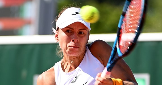 Magda Linette awansowała do 3. rundy French Open po kreczu liderki światowego rankingu tenisistek Australijki Ashleigh Barty przy stanie 6:1, 2:2 dla Polki. O pierwszy w karierze występ w 1/8 finału w Wielkim Szlemie zagra z rozstawioną z "25" Tunezyjką Ons Jabeur.
