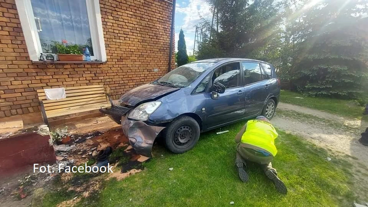 11-letni chłopiec został poważnie ranny w wypadku, do którego doszło na posesji jednego z domów w powiecie opoczyńskim w woj. łódzkim. Spowodował go pijany 60-latek. Mężczyzna stracił panowanie nad samochodem i wjechał na podwórko, na którym bawiły się dzieci.