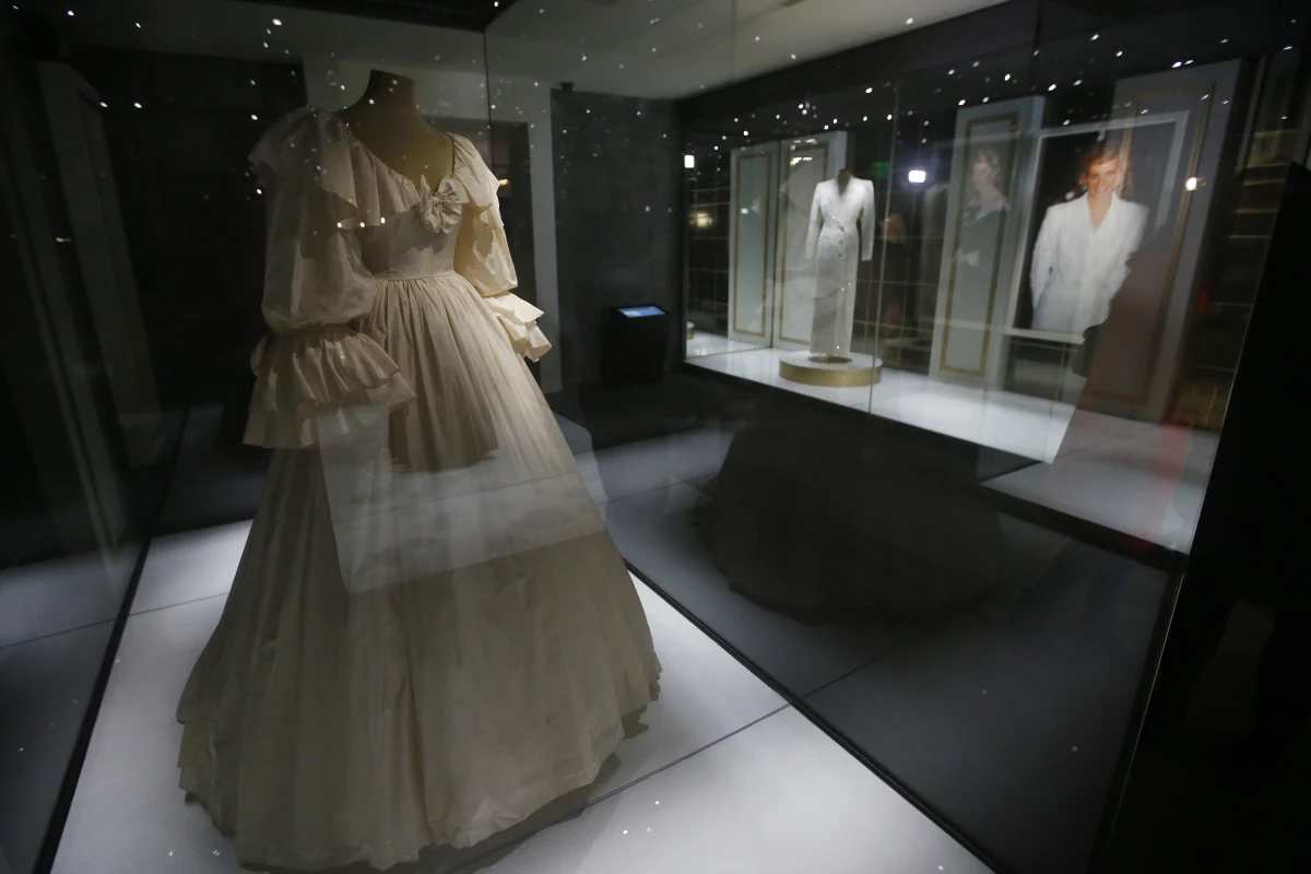 Suknię, którą księżna Diana miała na sobie w dniu ślubu z brytyjskim następcą tronu, księciem Karolem, 40 lat temu, można obejrzeć na otwartej w czwartek wystawie w jej byłej rezydencji, londyńskim Pałacu Kensington.