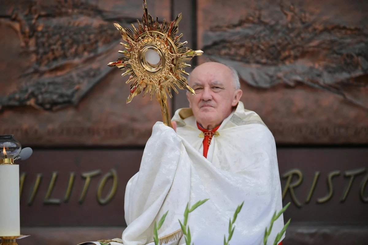 Jeśli rola Kościoła słabnie, Kościół nie jest proszony o mediacje, trzeba sobie stawiać pytanie, czy dziś Kościół jest naprawdę dla wszystkich, jednakowo dla wszystkich? - mówił metropolita warszawski kard. Kazimierz Nycz podczas procesji Bożego Ciała w Warszawie. W związku z aktualną sytuacją epidemiczną w tym roku w archidiecezji warszawskiej nie odbyła się centralna procesja Bożego Ciała.