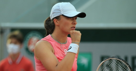 Broniąca tytułu Iga Świątek pewnie pokonała Szwedkę Rebeccę Peterson 6:1, 6:1 i awansowała do trzeciej rundy wielkoszlemowego French Open. O awans do 1/8 finału paryskiej imprezy rozstawiona z "ósemką" tenisistka zagra z Estonką Anett Kontaveit (30.).