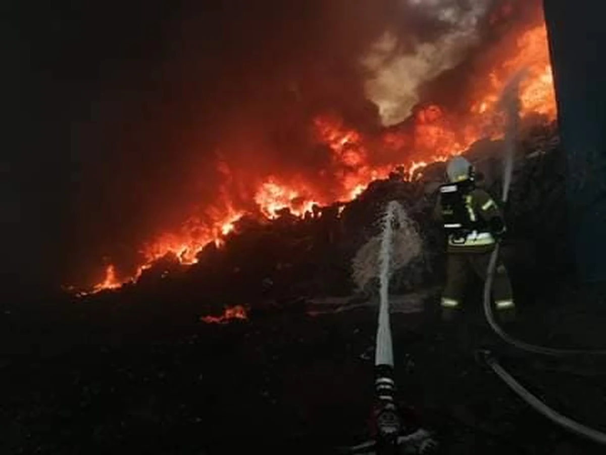 Jeszcze osiem zastępów straży pożarnej uczestniczy dogaszaniu pożaru składowiska odpadów w Przysiece Polskiej w powiecie kościańskim (Wielkopolskie). Działania trwały od czwartkowego poranka, paliły się dwie hałdy przetworzonych tworzyw sztucznych. 