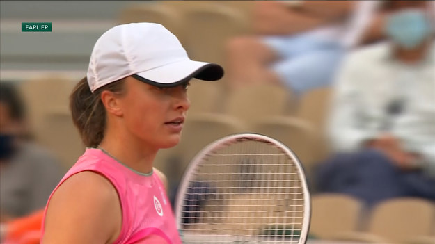 Obrończyni tytułu Iga Świątek awansowała do trzeciej rundy Rolanda Garrosa pokonując Rebeccę Peterson 6:1, 6:1.
Kolejną rywalką Polki będzie Anett Kontaveit z Estonii.