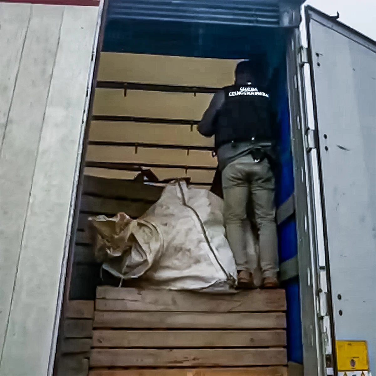 Funkcjonariusze CBŚP i KAS przejęli ponad 20,6 mln sztuk papierosów bez polskich znaków akcyzy, wartych blisko 15,5 mln zł. Nielegalny towar ukryty był na naczepie samochodu ciężarowego oraz w hali towarowej. Zatrzymano 67-letniego mężczyznę, który w Prokuraturze Rejonowej Warszawa-Wola usłyszał zarzuty karno-skarbowe. Gdyby towar trafił do obrotu straty Skarbu Państwa mogłyby wynieść ponad 25 mln zł.