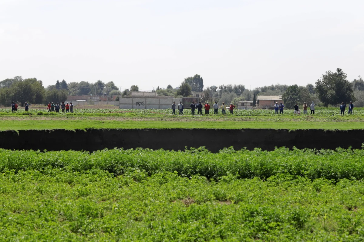W Santa María Zacatepec w Meksyku powstała ogromna dziura, która nadal się powiększa. Rodzina mieszkająca w pobliskim domu została ewakuowana. Istnieje duże ryzyko, że budynek zostanie wchłonięty przez zapadlisko. 