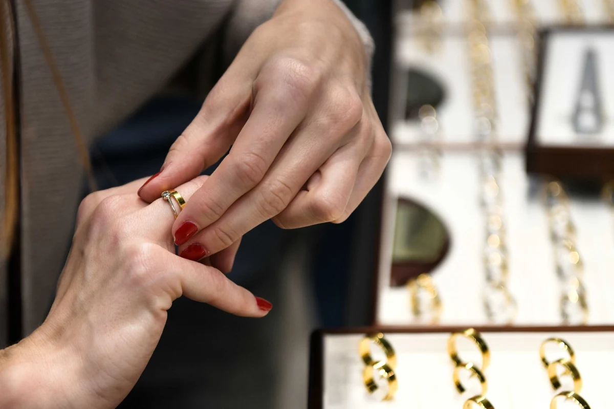 Inspekcja Handlowa sprawdziła zawartość szkodliwych substancji chemicznych w przedmiotach codziennego użytku - w biżuterii, wyrobach skórzanych oraz klejach. W 93,2 proc. produktów nie wykryto nieprawidłowości - poinformował w piątek UOKiK w komunikacie.