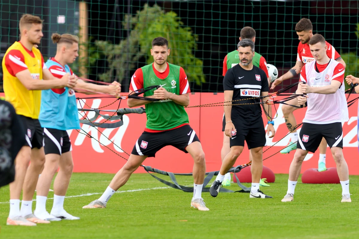 Obrońca Maciej Rybus, jako ostatni z piłkarzy, którzy zmagali się z kłopotami zdrowotnymi, rozpoczął zajęcia z zespołem. To dość intensywny dzień dla reprezentacji podczas zgrupowania w Opalenicy, selekcjoner Paulo Sousa zaplanował dwa treningi.