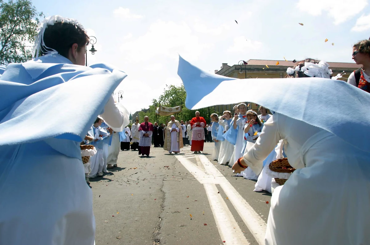 Odnaleziono dwie nastolatki z Łodzi. Policjanci zauważyli je 30 kilometrów od miasta - kiedy szły w procesji Bożego Ciała w Koluszkach.
