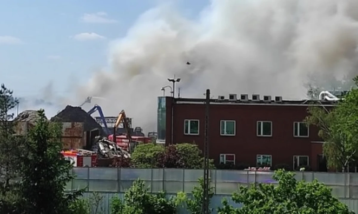 Drugi dzień strażacy dogaszają pożar składowiska odpadów w Przysiece Polskiej w powiecie kościańskim w Wielkopolsce. Działania trwają od czwartkowego poranka, paliły się dwie hałdy przetworzonych tworzyw sztucznych.