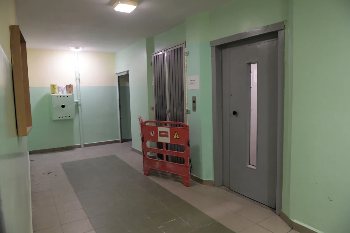 W Łodzi dwóch pracowników firmy konserwatorskiej spadło z 15. piętra podczas naprawy windy. Byli wewnątrz tzw. klatki remontowej. Są ranni, przetransportowano ich do szpitala.