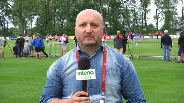 Reprezentacja Polski przygotowująca się do mistrzostw Europy, w sobotę po raz pierwszy, nie licząc towarzyskiego meczu z Rosją opuści Opalenicę. Jak dowiedziała się Interia nasi kadrowicze przed południem udadzą się do 31 Bazy Lotnictwa Taktycznego w Poznaniu Krzesinach. Baza jest częścią struktur NATO, kilka lat temu została zmodernizowana, aby obsługiwać samoloty F-16. Początki lotniska sięgają drugiej wojny światowej. Piątek był ostatnim dniem, w którym nasza kadra przeprowadzała dwa treningi dziennie. Od tej pory Paulo Sousa więcej czasu będzie chciał poświęcić na przygotowania taktyczne przed Euro. W drugim popołudniowym treningu uczestniczyli wszyscy kadrowicze. Po raz kolejny zajęcia prowadzone przez Paulo Sousę podglądał trener Lecha Poznań Maciej Skorża. Na miejscu jest nasz reporter Zbigniew Czyż.
