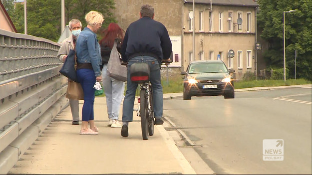 Policja szuka młodego mężczyzny, który z taką siłą kopnął w koło rowerzysty w Żarach, że ten upadł na jezdnię wprost przed nadjeżdżający samochód. Do zdarzenia doszło w czwartek 20 maja na ulicy Moniuszki w Żarach. Jadący rowerem mężczyzna w wyniku uderzenia wywrócił się i upadł na jezdnię, tuż obok nadjeżdżającego auta. Odległość okazał się jednak wystarczająca, by nie doszło do potrącenia. Materiał dla "Wydarzeń" przygotował Jacek Gasiński. 