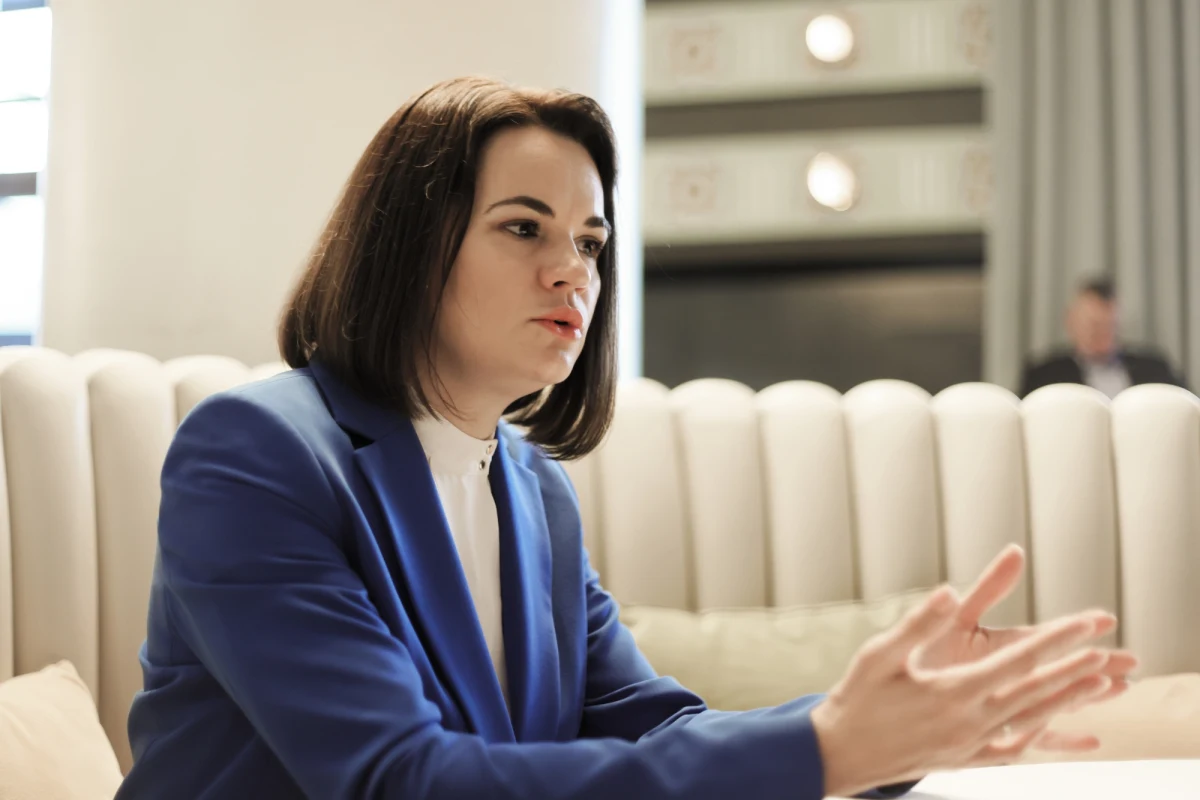 "Polska, Litwa i kilka innych krajów robią co mogą w sprawie Białorusi i powinny być przykładem dla innych państw" - oceniła liderka białoruskiej opozycji Swiatłana Cichanouska w rozmowie z PAP. Wezwała do odważnych działań. "Wesprzyjcie Białorusinów w walce, nie ma co czekać, bo będzie tylko gorzej" - apelowała. Oceniła, że międzynarodowe sankcje już nałożone na reżim Alaksandra Łukaszenki oraz te zapowiedziane, tworzą pewną presję i dają tak naprawdę okazję, by reżim przemyślał sytuację. Podkreśliła, że Białorusini są gotowi znosić sankcje, w tym gospodarcze, a władze mogą łatwo sankcje zatrzymać zwalniając więźniów politycznych i siadając do negocjacji z opozycją.