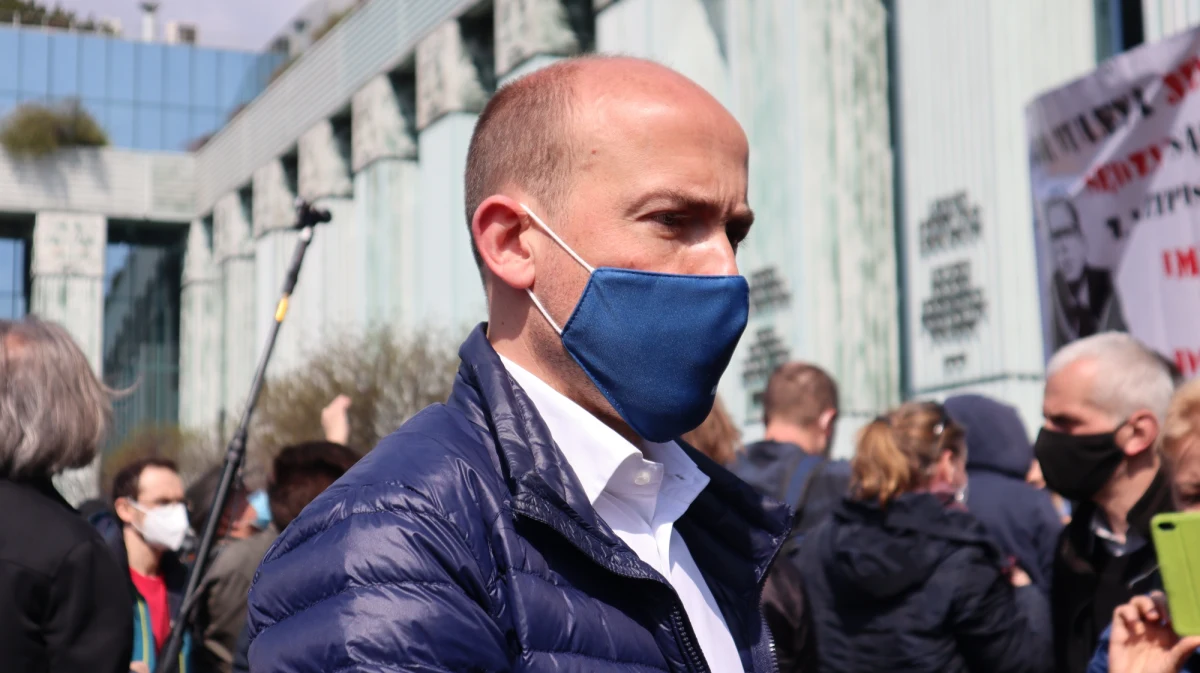 "Składamy wniosek o odwołanie szefa klubu PiS Ryszarda Terleckiego z funkcji wicemarszałka Sejmu" - zapowiedział szef Platformy Obywatelskiej Borys Budka. "Liczyłem na refleksję i przeprosiny z jego strony, ale brnie dalej, wypisując coraz większe bzdury" - ocenił.