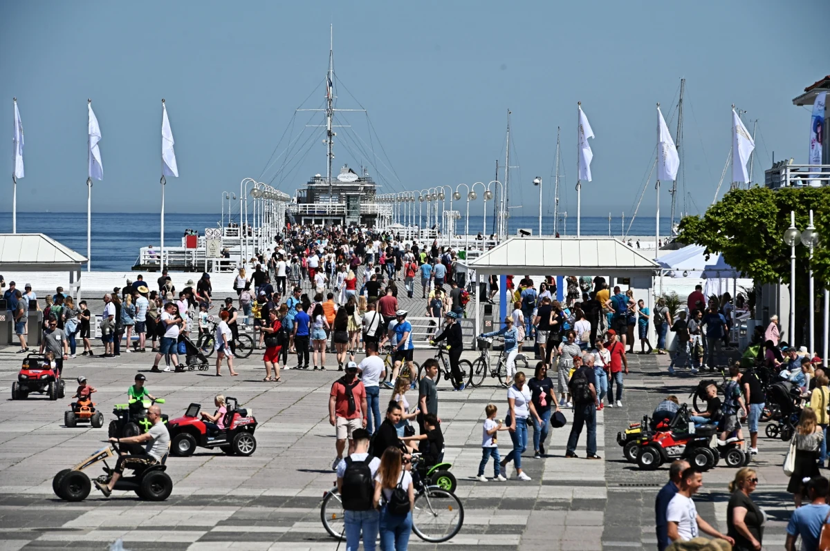 Opublikowana w Dzienniku ustaw nowe rozporządzenie – zakłada m.in. szczepienia 12-latków przeciwko koronawirusowi i łagodzenie obostrzeń, które zarządzono w związku z walką z pandemią koronawirua. Będzie obowiązywać do 25 czerwca.