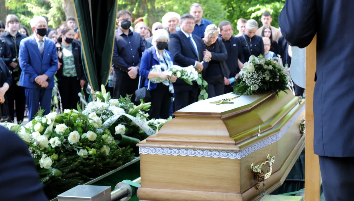 Rodzina, bliscy i znajomi pożegnali w sobotę 18-letnią Magdę ze Świńca (Zachodniopomorskie), zabitą pod koniec maja. Dziewczyna spoczęła na cmentarzu w Gostyniu.