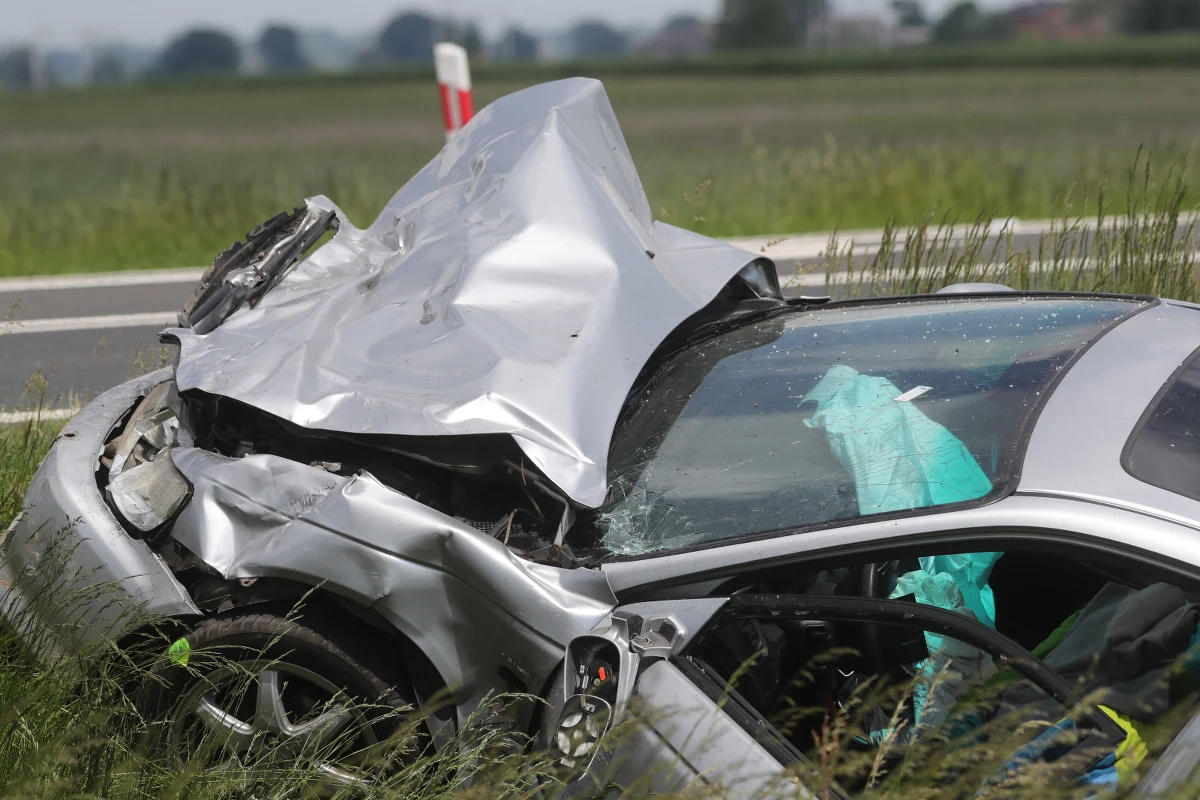 Dwie osoby zginęły w wypadku na drodze krajowej nr 92 w Bąkowie Górnym (woj. łódzkie). Zderzyły się tam dwa auta osobowe. 