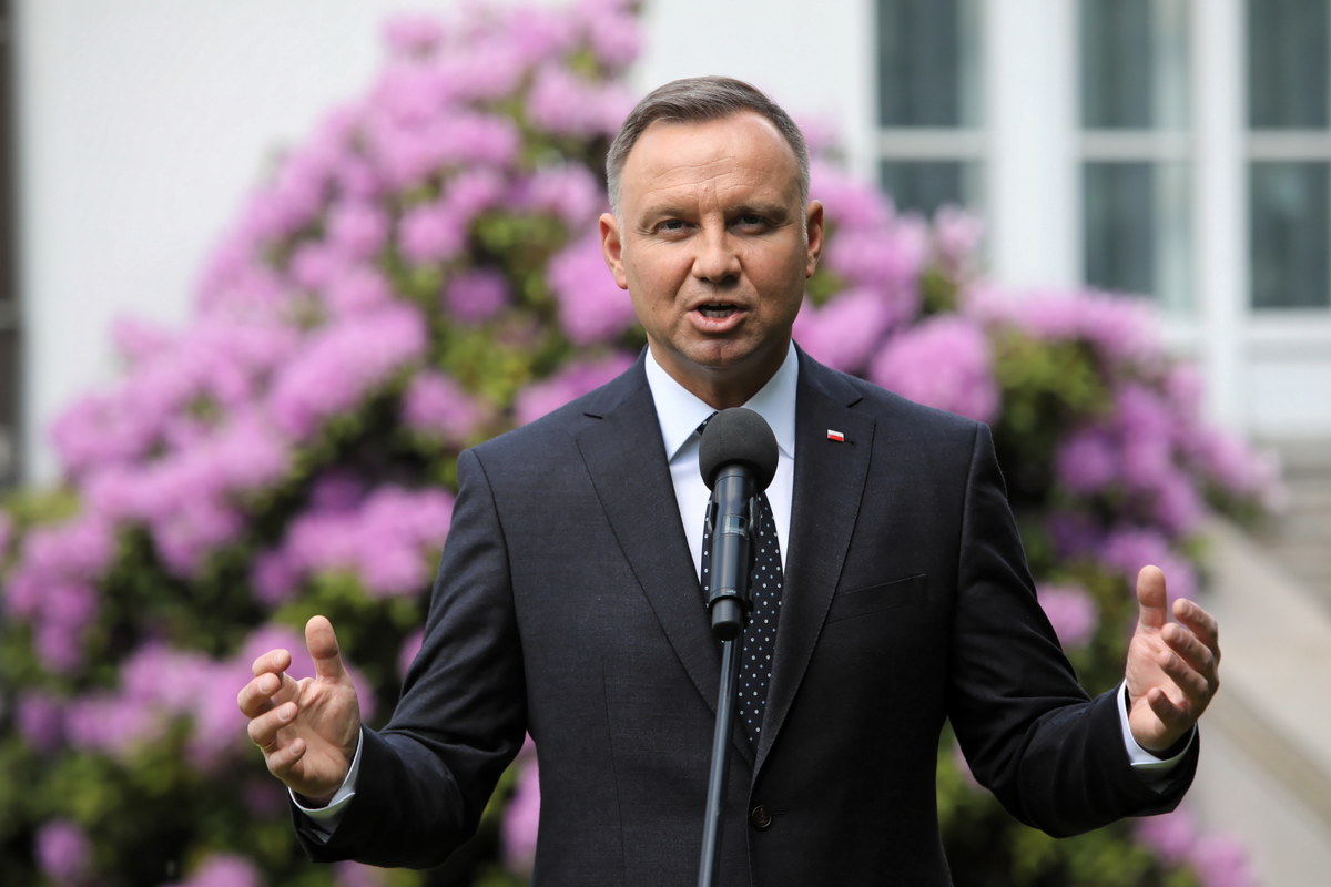 "Myślę, że Pani Swiatłana Cichanauska doskonale wie, że na polskiej scenie politycznej wszyscy poważni politycy i ugrupowania są po stronie wolnej i demokratycznej Białorusi. Wewnętrzne spory u nas mało Ją interesują" - napisał na Twitterze prezydent Andrzej Duda. Odniósł się w ten sposób do kontrowersyjnych komentarzy autorstwa wicemarszałka Sejmu Ryszarda Terleckiego dotyczących zapowiadanej współpracy Cichanouskiej z prezydentem Warszawy Rafałem Trzaskowskim. 