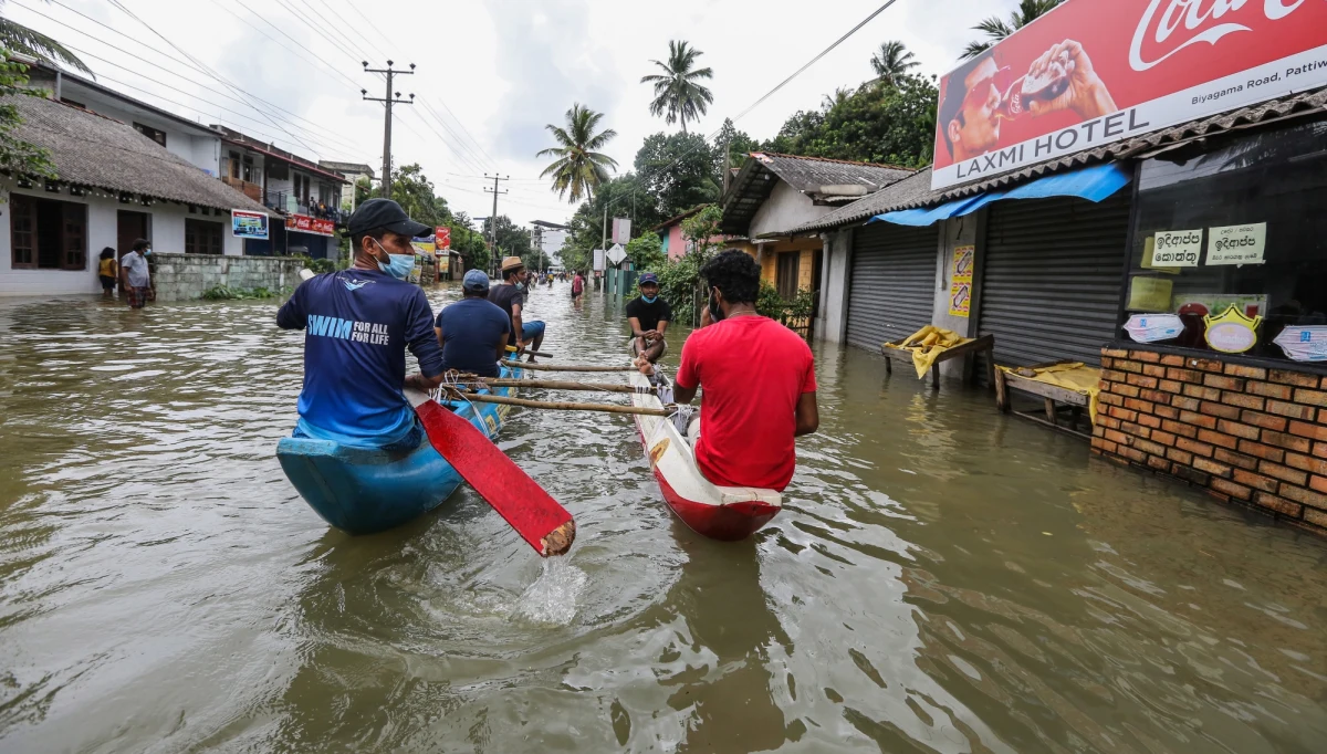 Co najmniej sześć osób poniosło śmierć, a pięć zaginęło wskutek powodzi i zejścia lawin błotnych wywołanych ulewnymi deszczami na Sri Lance. Ponad 5 tys. ludzi straciło dach nad głową - poinformowały w sobotę lankijskie władze.