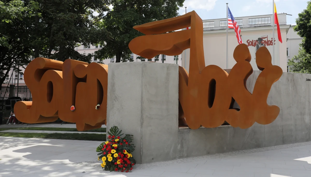 W piątek w Warszawie odsłonięto pomnik Solidarności w 32. rocznicę wyborów w 1989 roku. Uroczystość nie spodobała się szefowi NSZZ “Solidarność" Piotrowi Dudzie, który powiedział, że związek nie wyraził zgody na użycie logo, więc pomnik jest bezprawny. Warszawski ratusz przekonuje, że to nie jest “wyłączne logo", ale symbol walki o wolny kraj.