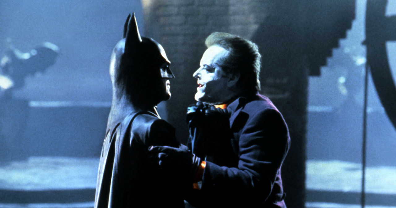Reżyser filmu "Flash" zamieścił na swoim Instagramie fotografię przedstawiającą logo kostiumu Batmana, w którego wcielał się przed laty Michael Keaton. Grafika zelektryzowała fanów obu produkcji. 

