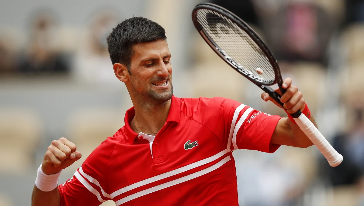Lider światowego rankingu tenisistów Novak Djokovic po raz 12. z rzędu awansował do czwartej rundy wielkoszlemowego French Open w Paryżu. W sobotę Serb pokonał Liwtina Ricardasa Berankisa 6:1, 6:4, 6:1. Jego kolejnym rywalem będzie Włoch Lorenzo Musetti.