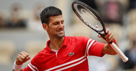 Lider światowego rankingu tenisistów Novak Djokovic po raz 12. z rzędu awansował do czwartej rundy wielkoszlemowego French Open w Paryżu. W sobotę Serb pokonał Liwtina Ricardasa Berankisa 6:1, 6:4, 6:1. Jego kolejnym rywalem będzie Włoch Lorenzo Musetti.