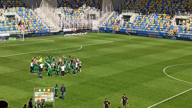 Piłkarze Radomiaka świętują po zwycięstwie 2-0 z Arką w Gdyni. Ta wygrana przybliża piłkarzy "Zielonych" do powrotu do Ekstraklasy po 36 latach przerwy.