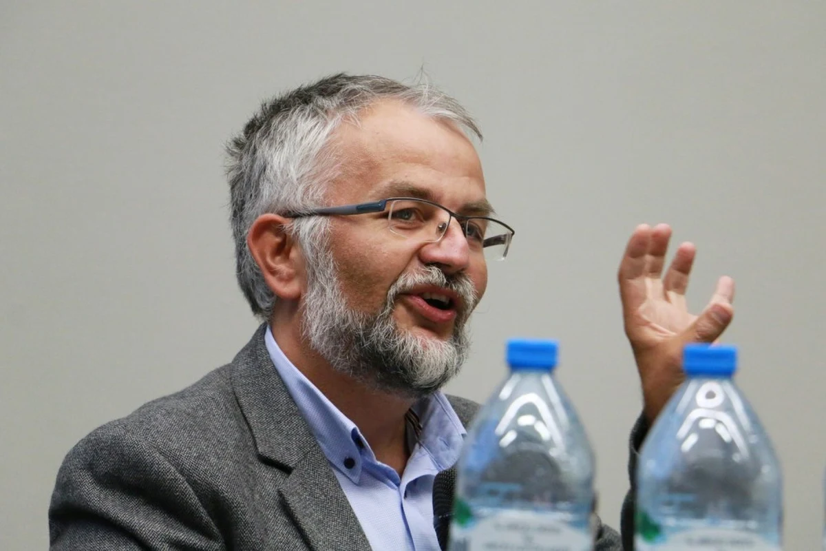 "Nie mamy stałych systemowych elementów promowania szczepień. Strona antyszczepionkowa ma karnych żołnierzy, druga ewentualnie pospolite ruszenie" - mówi RMF FM dr hab. Andrzej W. Nowak z Wydziału Filozoficznego Uniwersytetu im. Adama Mickiewicza w Poznaniu pytany, dlaczego mimo deklarowanego w najnowszym badaniu State of Science Index zaufania do nauki niechętnie się szczepimy. Filozof nie jest entuzjastą szczepionkowej loterii, uważa, że trzeba zwracać raczej na społeczny, a nie indywidualny aspekt szczepień, nie wyklucza przy tym, że mogą być potrzebne działania nakłaniające do szczepień, zgodnie z kantowskim stanowiskiem, że do rozumności nieraz trzeba przymuszać.