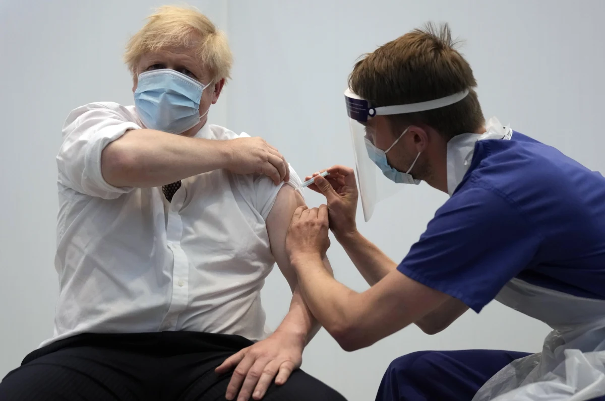 Brytyjski premier Boris Johnson wezwał w sobotę wieczorem pozostałych przywódców państw grupy G7, by podczas przyszłotygodniowego szczytu zobowiązali się do zaszczepienia przeciw Covid-19 całą populacji świata do końca 2022 r.