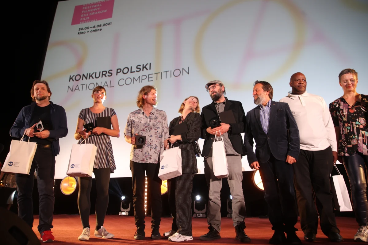 "Dalekowschodnia golgota", "Kat w domu", "Spacer z Aniołami" – to tytuły, które zwyciężyły w głównych konkursach 61. Krakowskiego Festiwalu Filmowego. Werdykt jurorów ogłoszono w sobotę podczas gali finałowej w kinie Kijów.