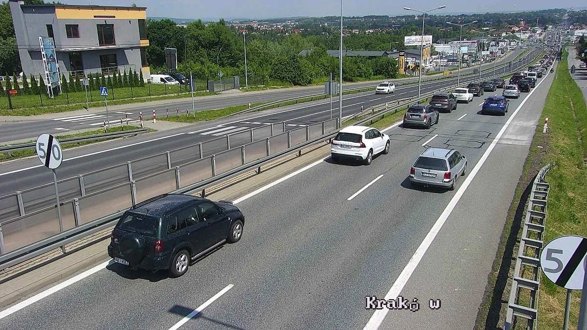 Trudne niedzielne powroty z gór, znad morza, Mazur i innych popularnych turystycznych miejsc, gdzie Polacy spędzali długi weekend. Potężne korki były na wielu ruchliwych trasach. Na "zakopiance" stać trzeba było nawet i sześć godzin.