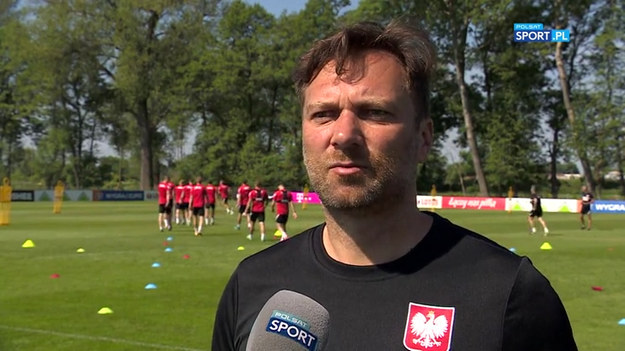 W sobotę Dawid Kownacki, który miał epizod rwy kulszowej, nie trenował i przez cały dzień miał zabiegi z fizjoterapeutami, ale jest poprawa. Według naszego lekarza Jacka Jaroszewskiego poprawa jest w granicach 30-40 procent. Zobaczymy, jak będzie przebiegała dalsza regeneracja. Nie wykluczamy też dalszych badań - powiedział rzecznik PZPN Jakub Kwiatkowski.