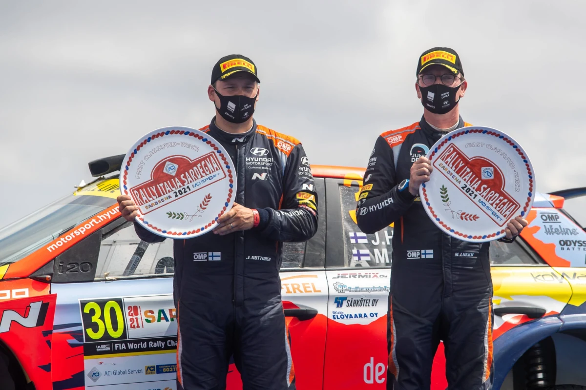 Aktualni Mistrzowie Polski i Mistrzowie WRC3, Jari Huttunen i Mikko Lukka, potwierdzili swoje wyjątkowe umiejętności. Drugi rok z rzędu odnotowali doskonały wynik na wymagających szutrowych odcinkach specjalnych Rajdu Sardynii. Do triumfu w WRC3 dodali teraz zwycięstwo w WRC2.