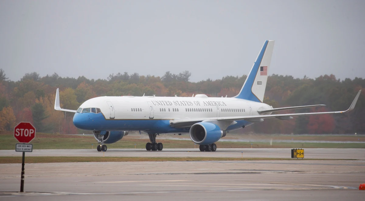 Niespełna pół godziny po starcie samolot rządowy z wiceprezydent USA na pokładzie musiał zawrócić do bazy lotniczej Andrews pod Waszyngtonem. Powodem były problemy techniczne.
