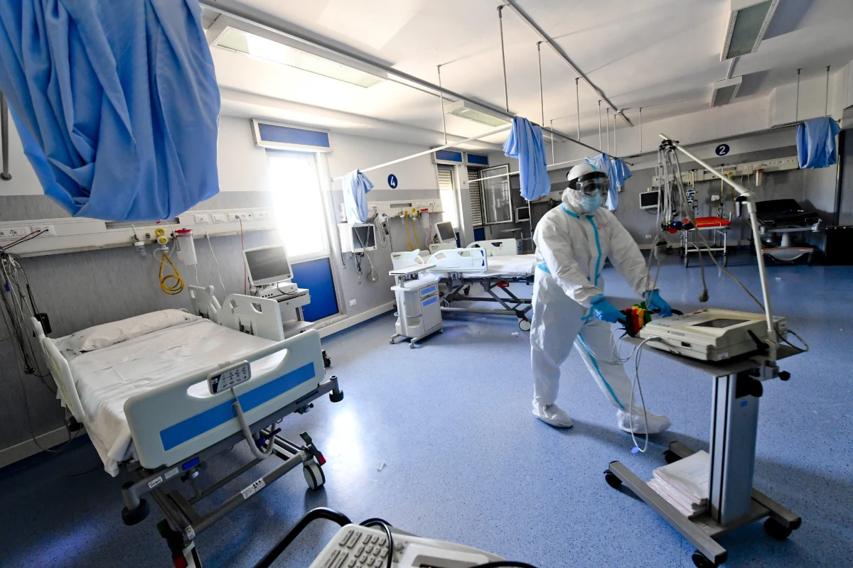 Indyjski wariant koronawirusa jest o ok. 40 proc. bardziej zakaźny od wariantu brytyjskiego, co powoduje, iż decyzja w sprawie całkowitego zniesienia restrykcji w Anglii 21 czerwca jest trudniejsza - powiedział w niedzielę brytyjski minister zdrowia Matt Hancock.