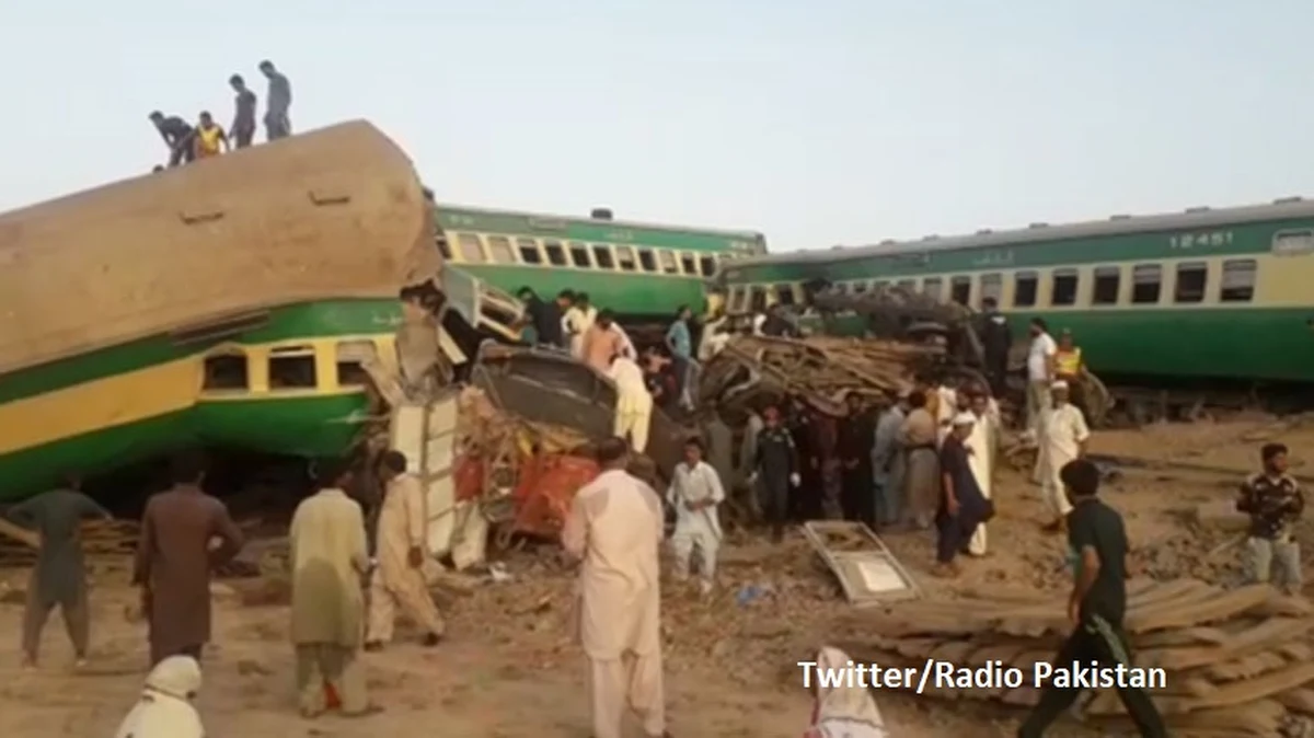 Co najmniej 40 osób zginęło w zderzeniu dwóch pociągów, do którego doszło w poniedziałek rano na południu Pakistanu - takie dane przekazały miejscowe służby medyczne. Obydwoma pociągami jechało w sumie około 1200 ludzi.