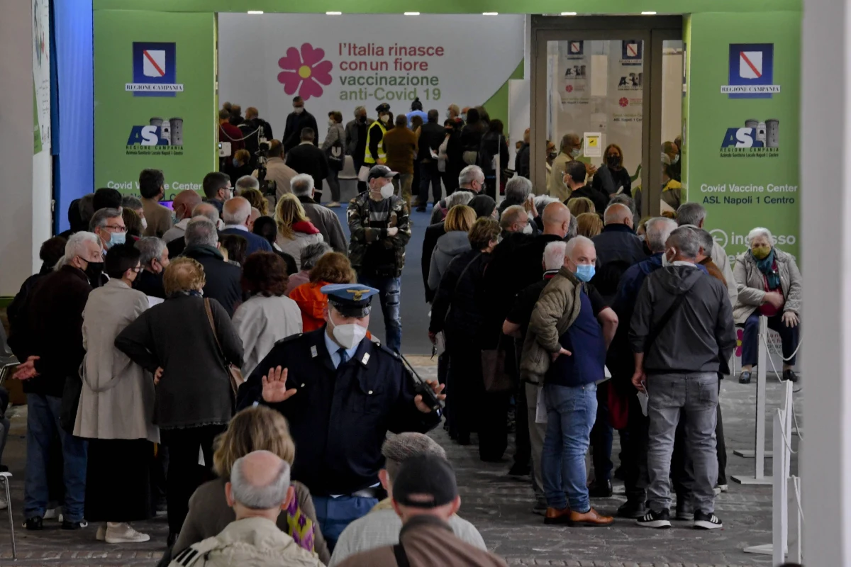 Ponad cztery miesiące po pierwszej dawce szczepionki ryzyko śmierci z powodu Covid-19 spada o 95 procent, a hospitalizacji na intensywnej terapii o 90 procent - to najnowsze ustalenia włoskiego Instytutu Służby Zdrowia. Kampania szczepień we Włoszech przyspieszyła.